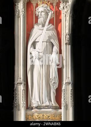 Statua di un re medievale inglese, Giovanni, sullo schermo della cattedrale di York, in Inghilterra. Foto Stock