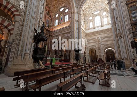 Moschea/Cattedrale di Cordova interno e alto soffitto con simboli cristiani decorati e alterazioni principali all'interno del transetto del XVI-XVII secolo Foto Stock