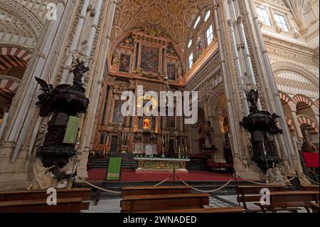 Moschea/Cattedrale di Cordova interno e alto soffitto con simboli cristiani decorati e alterazioni principali all'interno del transetto del XVI-XVII secolo Foto Stock