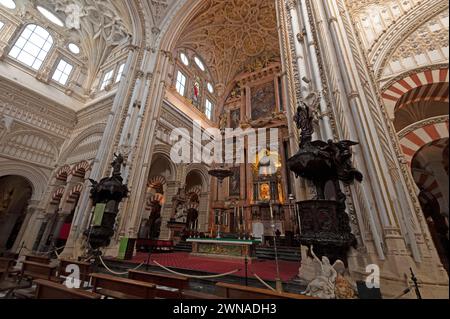 Moschea/Cattedrale di Cordova interno e alto soffitto con simboli cristiani decorati e alterazioni principali all'interno del transetto del XVI-XVII secolo Foto Stock