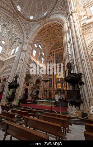 Moschea/Cattedrale di Cordova interno e alto soffitto con simboli cristiani decorati e alterazioni principali all'interno del transetto del XVI-XVII secolo Foto Stock