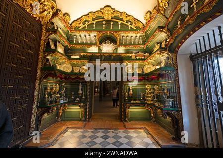 Moschea/Cattedrale di Cordova accanto alla Cappella di Santa Teresa e Tesoro Catedralicio si trovano le sale del tesoro con esposizioni di oro e argento Foto Stock