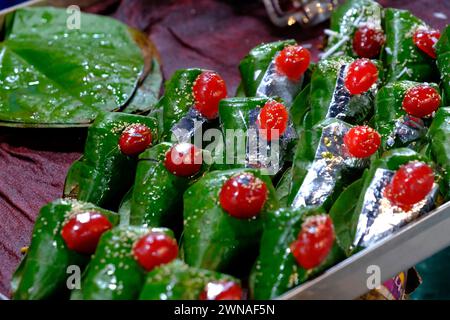 Dolce paan, meetha pan, Betel Leaves Mouth Freshener, tradizionale dessert indiano Paan a base di foglie di Betel e altri entranti viene mangiato come una dea Foto Stock