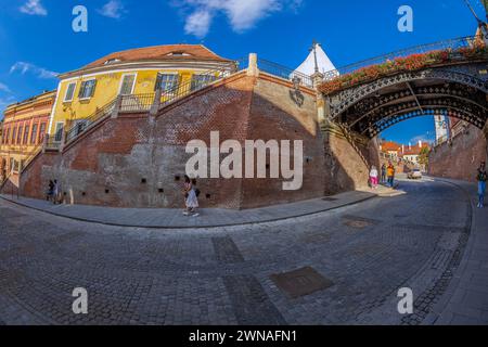 SIBIU, ROMANIA - 8 LUGLIO 2020: Veduta del Ponte delle bugie, il primo ponte in ghisa costruito in Romania e il secondo costruito in Europa. Traverse S Foto Stock