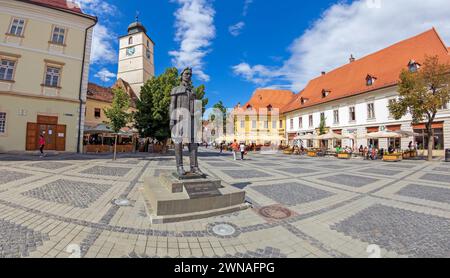 SIBIU, TRANSILVANIA, ROMANIA - 8 LUGLIO 2020: La piazza principale dal centro della città, menzionata per la prima volta nel 1408. Dal 15-16 secolo la piazza Foto Stock