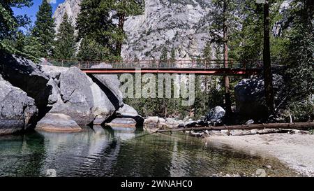 Ponte rosso sul fiume Kings nel parco nazionale Kings Canyon. Foto Stock