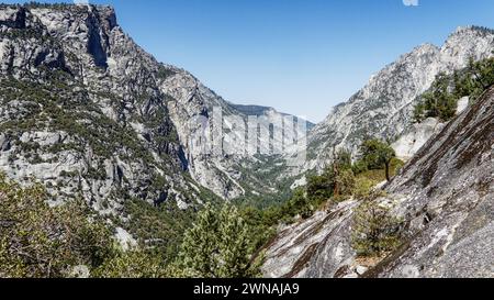 Montagne alpine e valle nel Kings Canyon National Park. Foto Stock