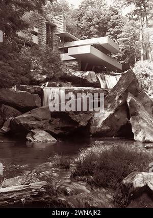 Fallingwater, una casa di architettura organica progettata dall'architetto Frank Lloyd Wright negli anni '1930, costruita parzialmente su una cascata sul fiume Bear Run nella sezione Mill Run di Stewart Township, Pennsylvania. (USA) Foto Stock