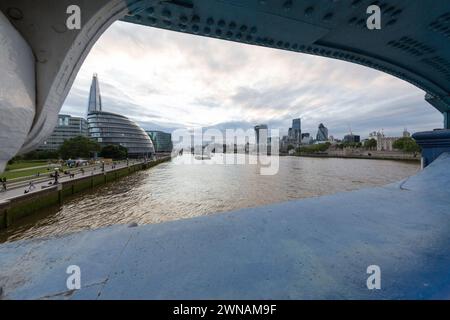 Regno Unito, Londra, più Londra e il lungofiume e lo Shard visto dal Tower Bridge. Foto Stock