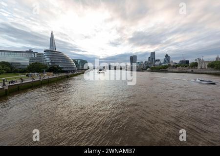 Regno Unito, Londra, più londra e il lungofiume e lo Shard visto dal Tower Bridge. Foto Stock