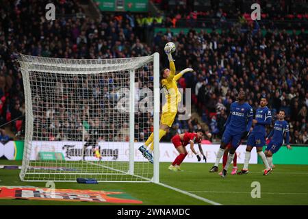 Djordje Petrovic di Chelsea fa un salvataggio - Chelsea contro Liverpool, Carabao Cup Final, Wembley Stadium, Londra, Regno Unito - 25 febbraio 2024 solo uso editoriale - si applicano restrizioni DataCo Foto Stock