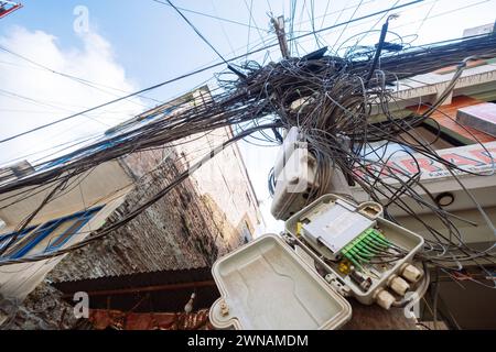 Enormi quantità di cavi elettrici, le comunicazioni telefoniche sono incentrate sui pali stradali. Tecnologia moderna, comunicazione e viaggi Foto Stock