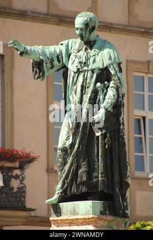 Immagine di una vista ravvicinata di una statua di un uomo, che tiene in mano una pistola con entrambe le mani Foto Stock