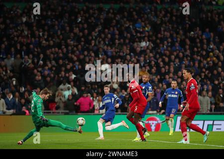 Caoimhin Kelleher di Liverpool salva - Chelsea contro Liverpool, Carabao Cup Final, Wembley Stadium, Londra, Regno Unito - 25 febbraio 2024 solo uso editoriale - si applicano restrizioni DataCo Foto Stock