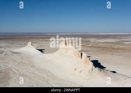 Splendido paesaggio di Mangystau, Kazakistan. Vista sui pinnacoli di AK Orpa, valle di Bozzhira. Punto di riferimento dell'asia centrale Foto Stock