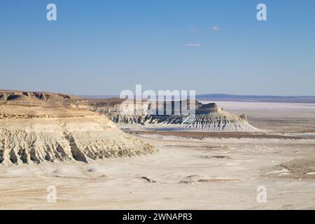 Splendido paesaggio di Mangystau, Kazakistan. Vista aerea della valle di Bozzhira. Punto di riferimento dell'asia centrale Foto Stock