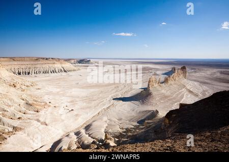 Vista aerea dei pinnacoli della valle di Bozzhira, regione di Mangystau, Kazakistan. AK Orpa Pinnacoli. Splendido punto di riferimento dell'asia centrale Foto Stock