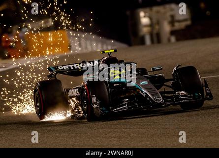 Bahrein. 1 marzo 2024. BAHRAIN - Lewis Hamilton (Mercedes) durante le qualifiche al circuito Internazionale del Bahrain nell'area desertica di Sakhir, in vista del Gran Premio del Bahrain. ANP REMKO DE WAAL credito: ANP/Alamy Live News Foto Stock