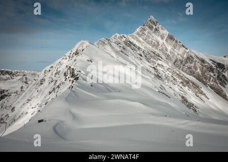 Pista da sci e cima di una grande montagna coperta di neve, Hintertux, Austria Foto Stock