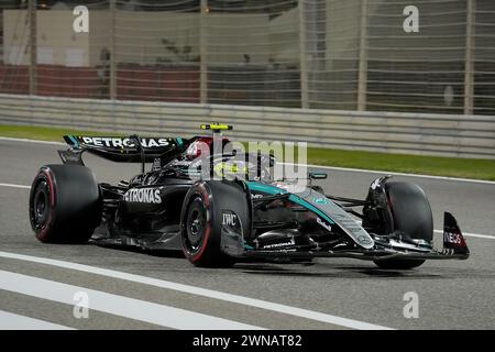 Sakhir, Bahrein. 1 marzo 2024. Motorsport: Campionato del mondo di Formula 1, Gran Premio del Bahrain, qualifiche, Lewis Hamilton dal Regno Unito del Team Mercedes è in pista in Bahrain. Crediti: Hasan Bratic/dpa/Alamy Live News Foto Stock