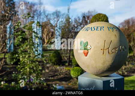 Scultura commemorativa ornamentale, Shepherd House Garden, Inveresk, East Lothian, Scozia, REGNO UNITO Foto Stock