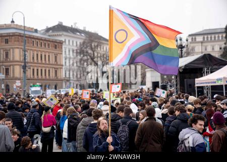 Vienna, Vienna, Austria. 1 marzo 2024. Venerdì per protesta con gli alunni davanti al Parlamento austriaco per protestare per una maggiore protezione del clima 100 giorni prima delle elezioni europee. (Credit Image: © Andreas Stroh/ZUMA Press Wire) SOLO PER USO EDITORIALE! Non per USO commerciale! Foto Stock