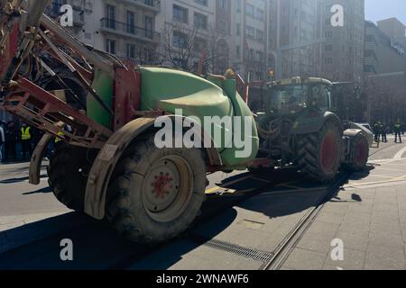 Centinaia di agricoltori protestano contro le normative comunitarie e chiedono maggiore aiuto al governo in Plaza de España di Saragozza, Aragona, Spagna Foto Stock