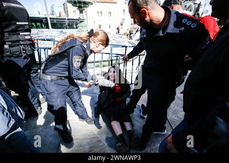 Gerusalemme, Israele. 1 marzo 2024. La polizia israeliana parla con un attivista durante la manifestazione. Gli attivisti israeliani anti-guerra hanno organizzato una manifestazione in Piazza Parigi di Gerusalemme Ovest, vicino alla residenza del primo ministro israeliano Benjamin Netanyahu, chiedendo la fine degli attacchi di Israele a Gaza in mezzo a una catastrofe umanitaria sempre più profonda. La polizia israeliana è intervenuta nella manifestazione e ha confiscato alcuni cartelli e striscioni mentre alcuni dei manifestanti si sono confrontati con agenti. Credito: SOPA Images Limited/Alamy Live News Foto Stock