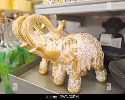 Elefante indiano d'oro in tavola. Statua decorativa dell'elefante. Piccolo elefante. Foto Stock