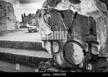 Frammento di marmo scolpito nel foro Romano, a Roma, bianco e nero Foto Stock