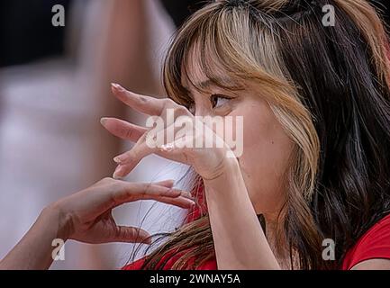 Un performer fa gesti della mano Foto Stock