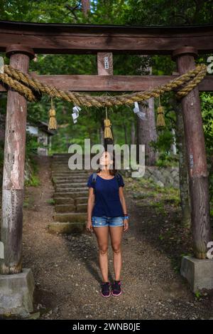 Giovane donna caucasica che visita il Villaggio Folcloristico Hida, il museo all'aperto Hida no Sato a Takayama, Giappone Foto Stock