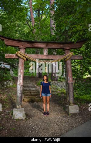 Giovane donna caucasica che visita il Villaggio Folcloristico Hida, il museo all'aperto Hida no Sato a Takayama, Giappone Foto Stock