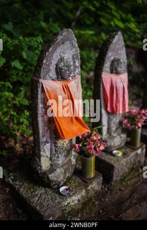 Rokujizou (sei statue di Jizo) nel villaggio popolare di Hida, museo all'aperto di Hida no Sato a Takayama, Giappone Foto Stock