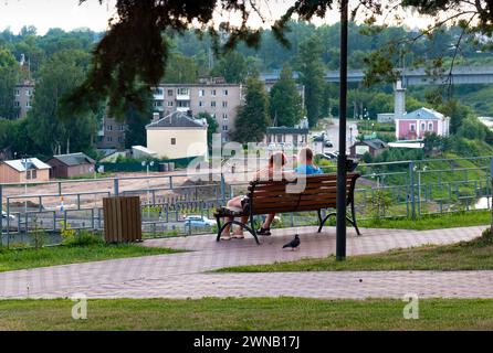 23 luglio 2022 Russia regione Tver città di Rzhev. La gente siede su una panchina sul lungofiume Volga. Si riposano in una calda serata di sole. Stile di vita Foto Stock