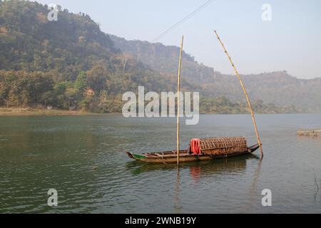 Barca vuota nel lago kaptai. Questa foto è stata scattata da Kaptai, Bangladesh. Foto Stock