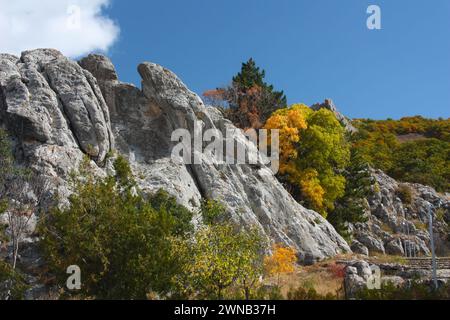 Paesaggio autunnale all'ingresso di Yazılıkaya, un santuario vicino alla capitale ittita Hattusa, Türkiye Foto Stock