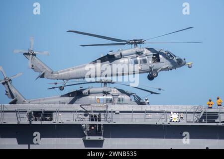 PACIFIC OCEAN (22 febbraio 2024) Un elicottero MH-60S Sea Hawk dell'Helicopter Sea Combat Squadron 23 ÒWildcardsÓ decolla dal ponte di volo Foto Stock