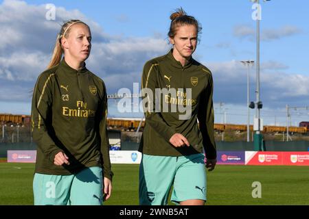 Bristol, Inghilterra. 28 ottobre 2018. Beth Mead (a sinistra) e Vivianne Miedema dell'Arsenal durante il riscaldamento pre-partita prima della partita di fa Women's Super League tra Bristol City e Arsenal allo Stoke Gifford Stadium di Bristol, Inghilterra, il 28 ottobre 2018. Crediti: Duncan Thomas/Majestic Media. Foto Stock