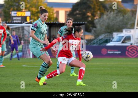 Bristol, Inghilterra. 28 ottobre 2018. Carla Humphrey del Bristol City scuote il pallone da Dominique Bloodworth dell'Arsenal durante la partita di fa Women's Super League tra Bristol City e Arsenal allo Stoke Gifford Stadium di Bristol, Inghilterra, il 28 ottobre 2018. Crediti: Duncan Thomas/Majestic Media. Foto Stock