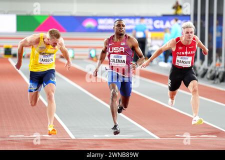 Christian Coleman (centro) degli Stati Uniti finisce primo nella Heat 1 maschile dei 50 metri durante il primo giorno dei Campionati mondiali di atletica indoor all'Emirates Arena di Glasgow. Data foto: Venerdì 1 marzo 2024. Foto Stock