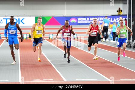 Christian Coleman (centro) degli Stati Uniti finisce primo nella Heat 1 maschile dei 50 metri durante il primo giorno dei Campionati mondiali di atletica indoor all'Emirates Arena di Glasgow. Data foto: Venerdì 1 marzo 2024. Foto Stock