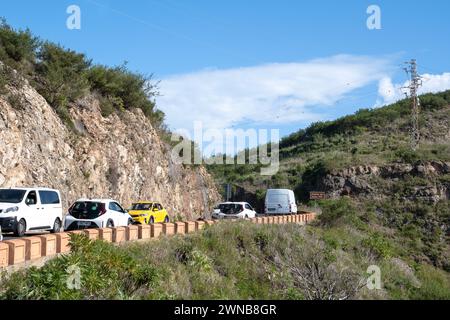 Auto che passano l'un l'altro su una strada di montagna, isola di Tenerife, isole Canarie, Spagna Foto Stock