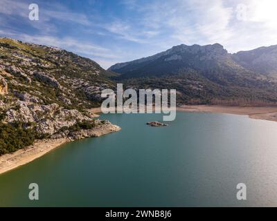 Montagna con acqua e cielo azzurro: Maiorca, lago Gorg Blau Foto Stock