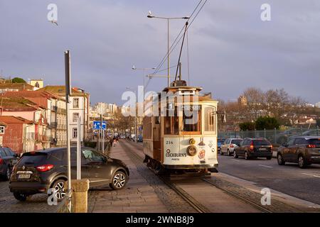 Porto, Portogallo. Il tradizionale tram d'epoca passa attraverso la storica linea del tram Linha 1 Foto Stock