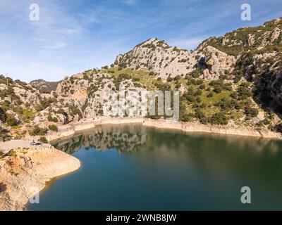 Lago di montagna con alberi e gente in montagna: Maiorca, lago Gorg Blau Foto Stock