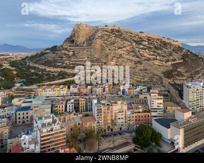 Un paesaggio urbano in primo piano con una lontana vista collinare: Alicante Foto Stock