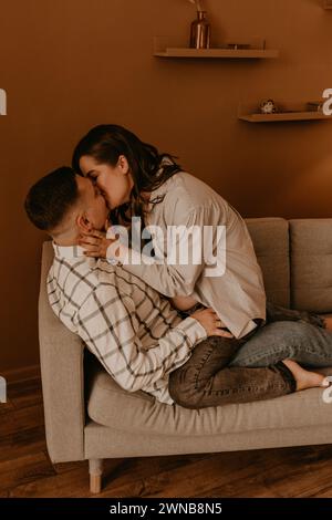 Una coppia sposata incredibilmente bella che aspetta un figlio, una moglie incinta. Felice genitorialità, vera famiglia Ucraina giovane. foto romantica, delicata ed elegante Foto Stock