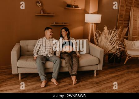 Una coppia sposata incredibilmente bella che aspetta un figlio, una moglie incinta. Felice genitorialità, vera famiglia Ucraina giovane. foto romantica, delicata ed elegante Foto Stock