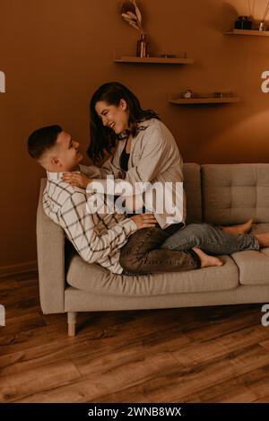 Una coppia sposata incredibilmente bella che aspetta un figlio, una moglie incinta. Felice genitorialità, vera famiglia Ucraina giovane. foto romantica, delicata ed elegante Foto Stock